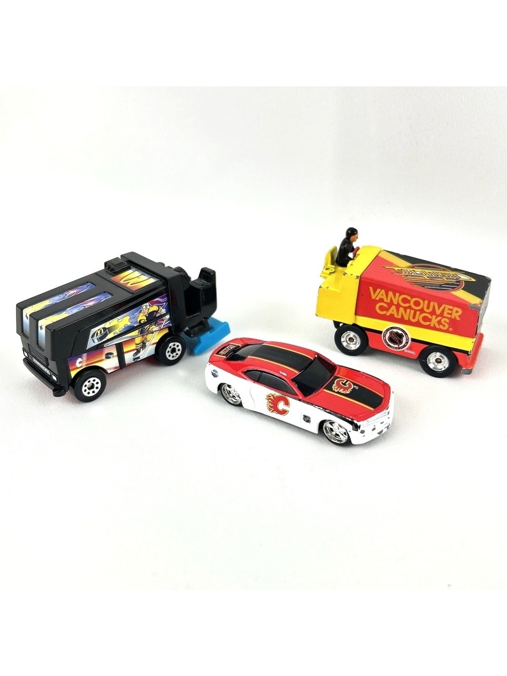 Diecast Vancouver Canucks Zamboni 1995, Calgary Flames Car 2006 & Bonus Zamboni